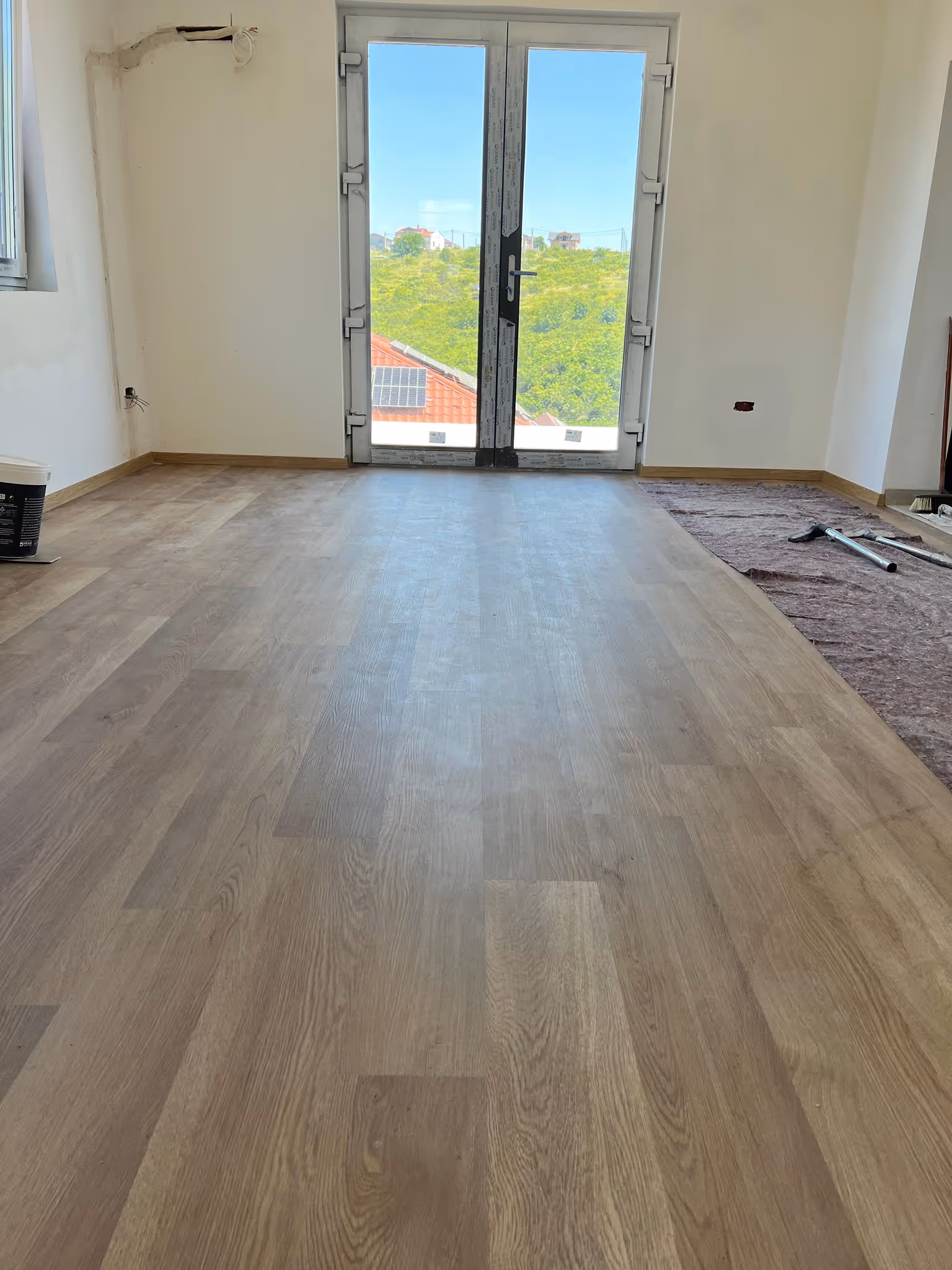 Montaj de parchet laminat în nuanță naturală de stejar, realizat curat și uniform