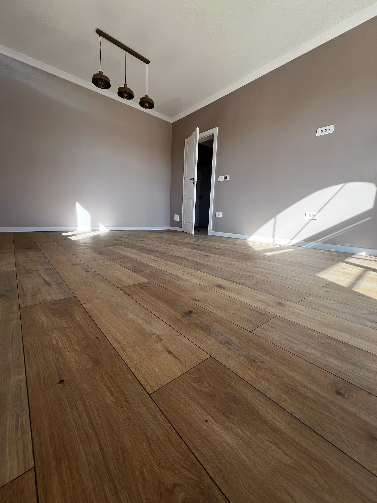 Montaj parchet stratificat cu aspect de lemn natural, montat cu mare precizie