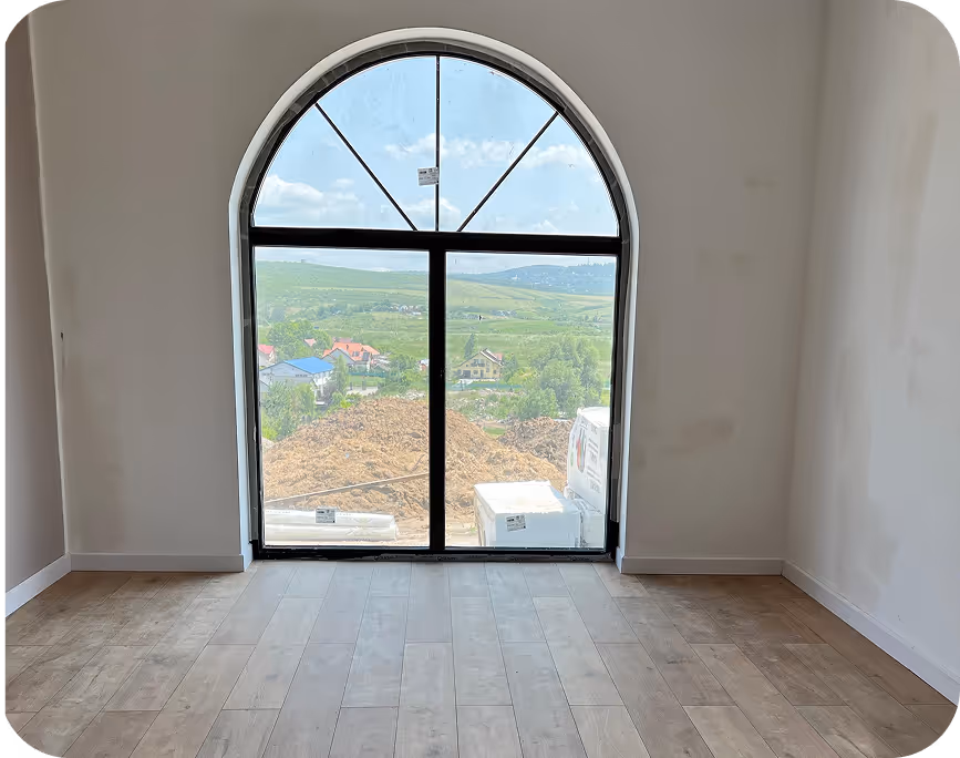 Montaj profesional de parchet laminat cu finisaj natural într-o cameră luminoasă cu fereastră mare